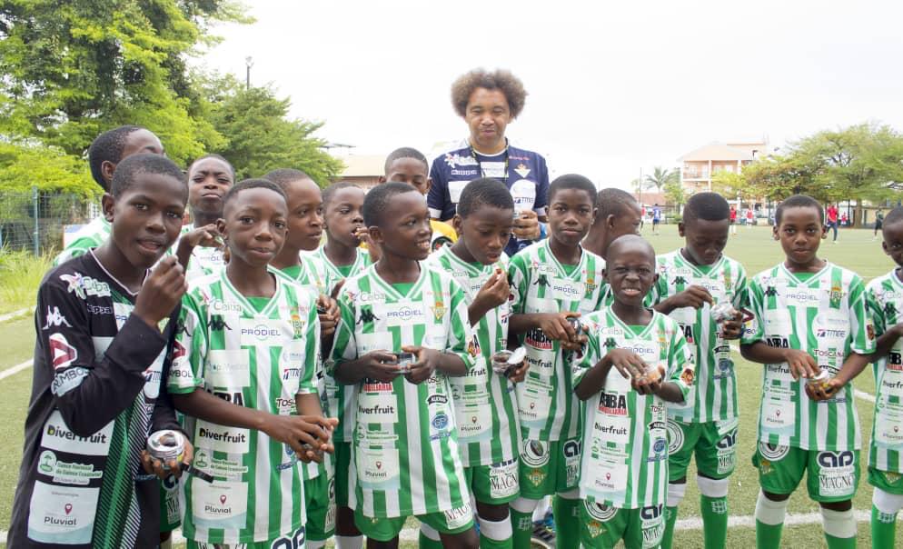 Los niños de la Escuela de Fútbol de Guinea Ecuatorial aprenden con Diverfruit a comer fruta natural de una forma diferente y divertida